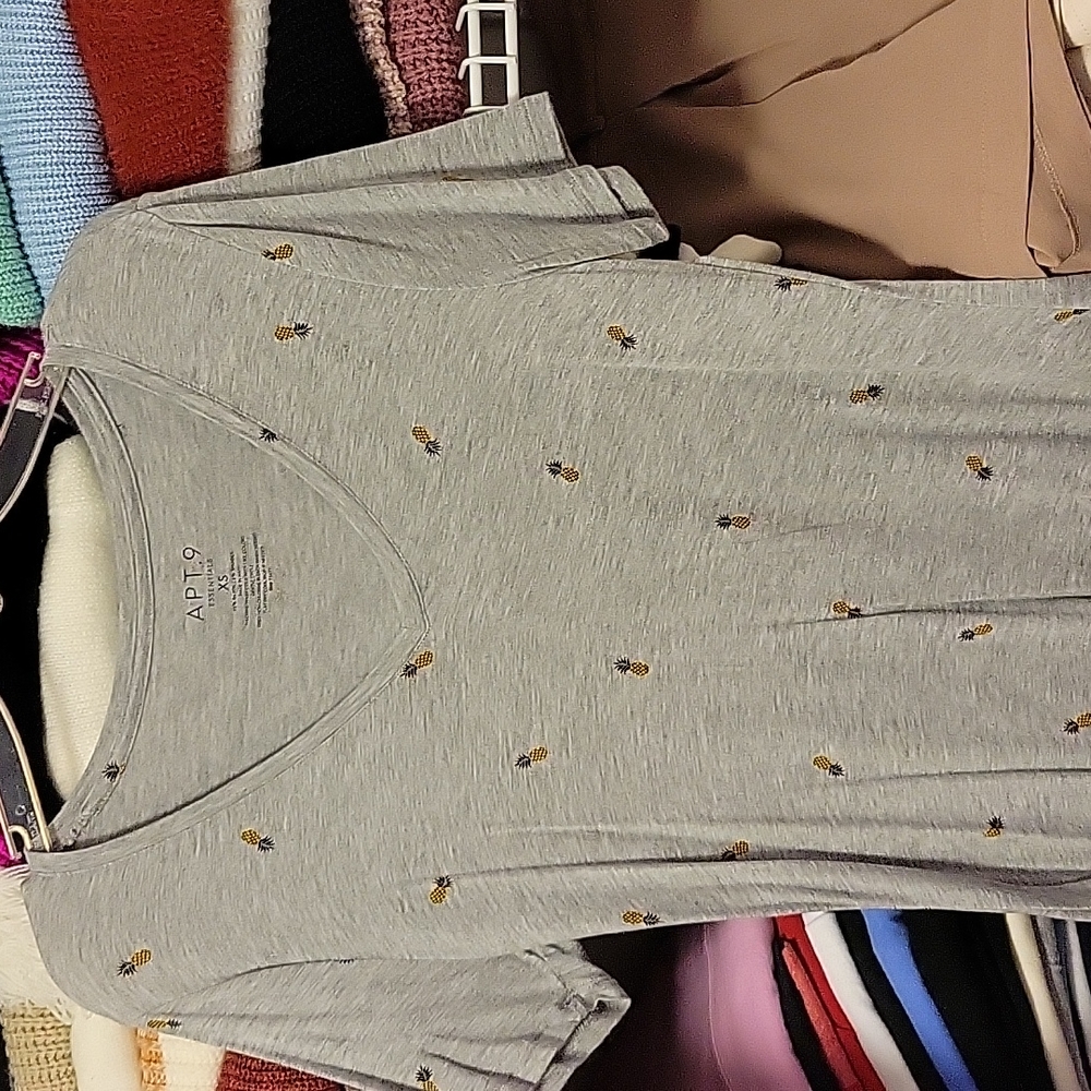 Pineapple v-neck tee